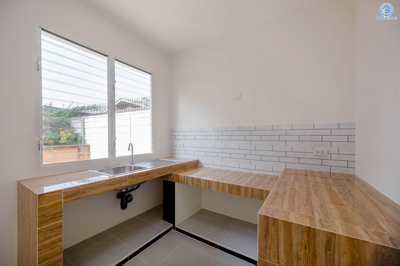 บ้านมือสองตกแต่งใหม่ แบรนด์ Sansiri โครงการ ฮาบิเทีย บางใหญ่ หลังมุม เนื้อที่ 107.3 ตร.ว. พื้นที่ใช้สอย 156.7 ตร.ม. ฟังก์ชัน 3 ห้องนอน 3 ห้องน้ำ จอดรถได้ 4 คัน บนทำเลเดินทางสะดวก เชื่อมสู่ย่านใจกลางเมืองได้อย่างรวดเร็ว ใกล้เซ็นทรัลเวสต์เกต และรถไฟฟ้าสายสีม่วง "สถานีคลองบางไผ่"